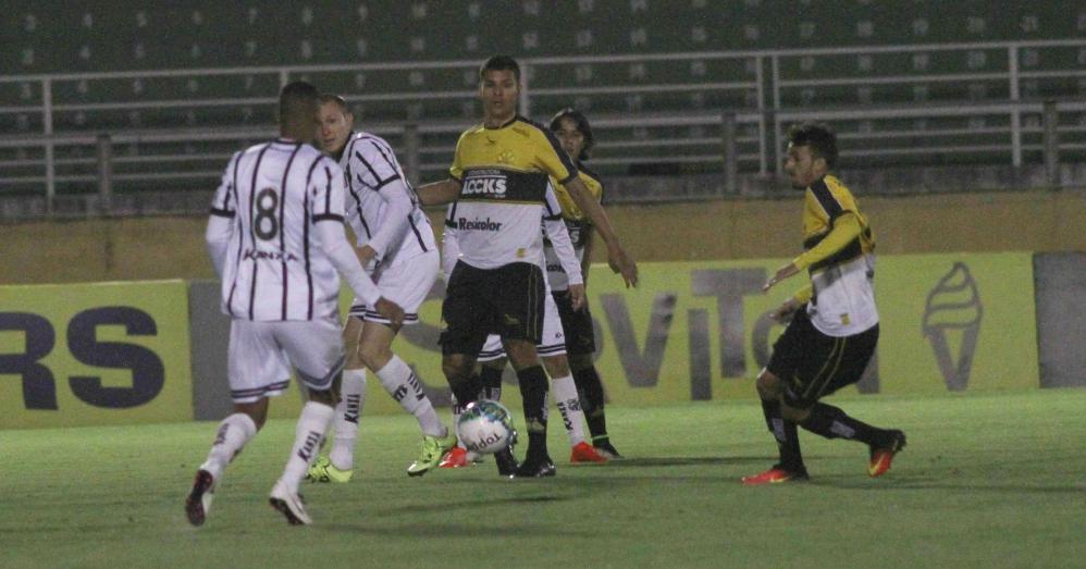 Criciúma tropeça e fica longe do G4