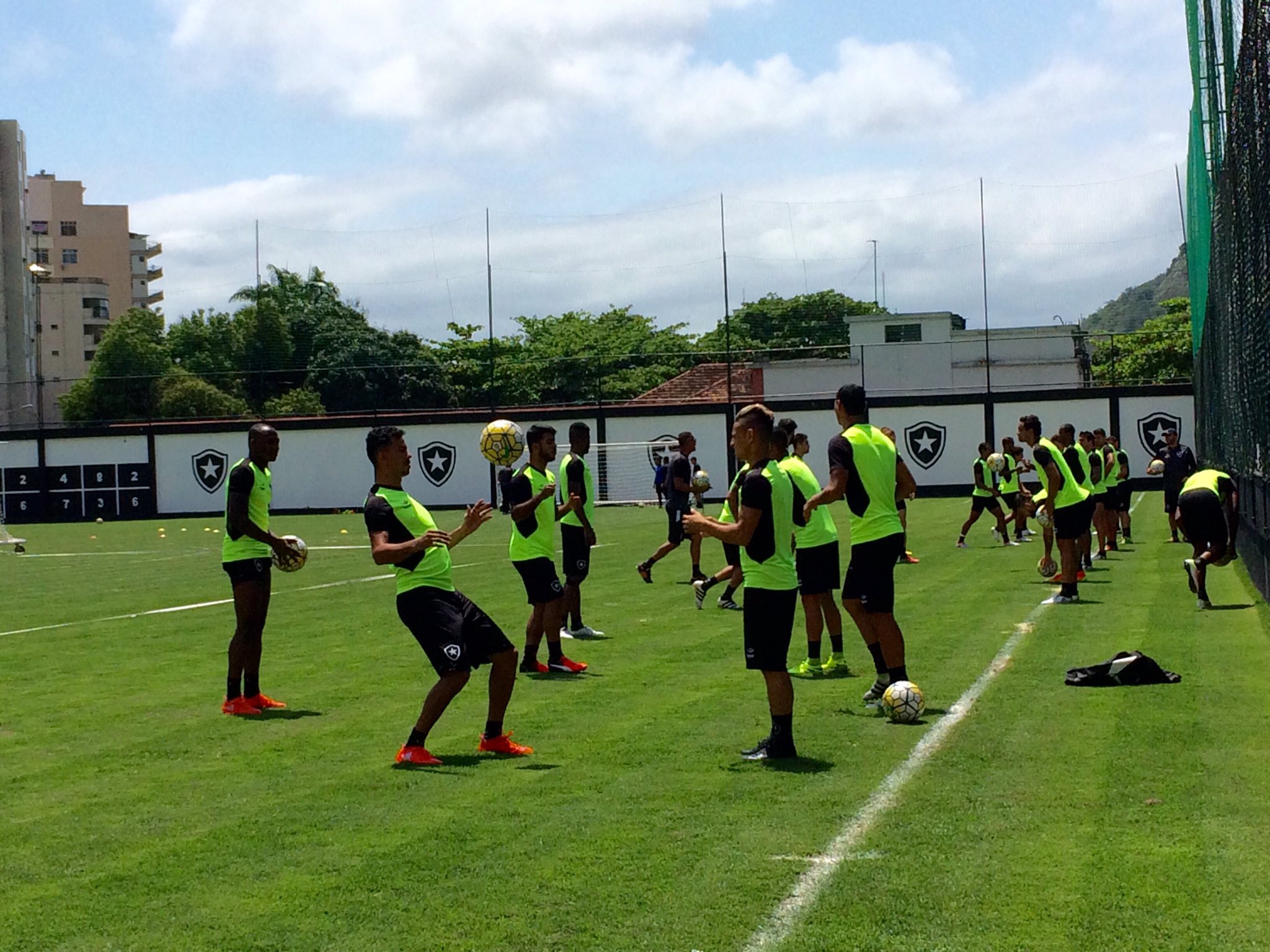 Botafogo deve ter duas mudanças para jogo contra o Internacional