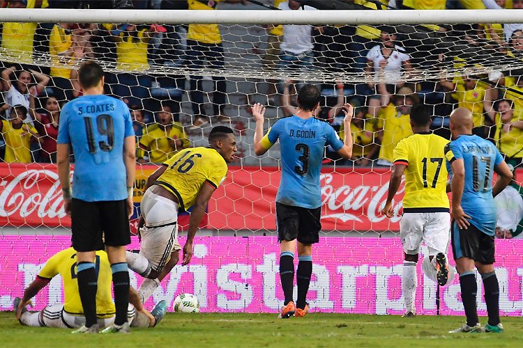 Com gol de Mina, Colômbia tira Uruguai da liderança