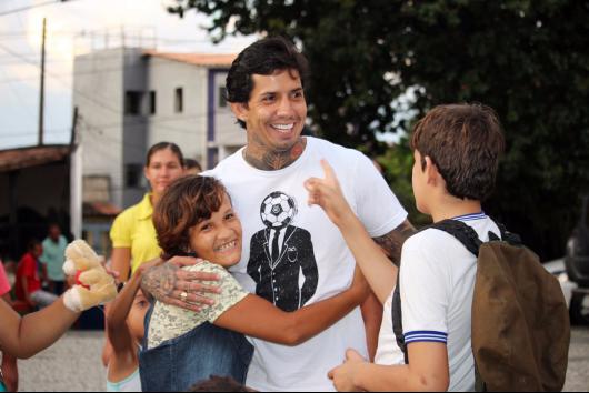 Victor Ramos promove 'VR3 solidário' em orfanato de Salvador (Foto: Look Assessoria)