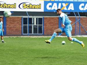 Série B: William Batoré volta aos treinos e arranca aplausos no Avaí