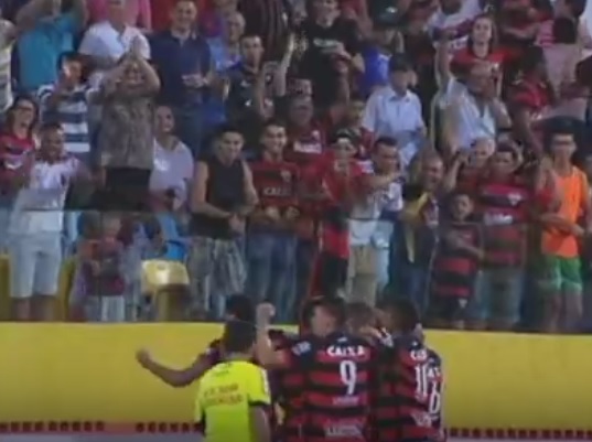 Jogadores do Atlético-GO comemoram segundo gol com os torcedores