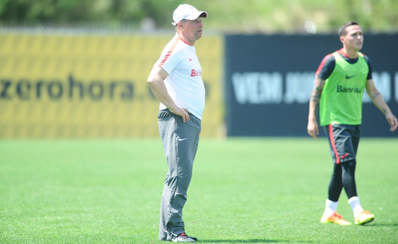 Celso Roth tem dúvidas para escalar a linha defensiva do Internacional (Foto: Ricardo Duarte / Internacional)