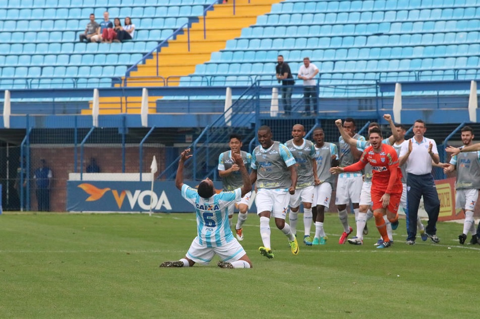 Capa comemora com os companheiros o gol que deu a vitória ao Avaí na Ressacada - Frederico Tadeu/Avaí FC