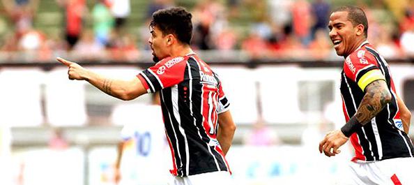 Fernando Miguel comemora gol da vitória sobre o Paraná. ele bateu com a direita, que não é sua perna boa