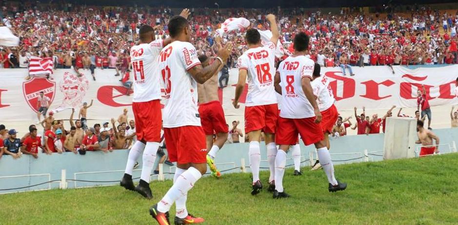 Jogadores do Vila Nova comemoram a vitória no clássico goiano. Foto: Douglas Monteiro