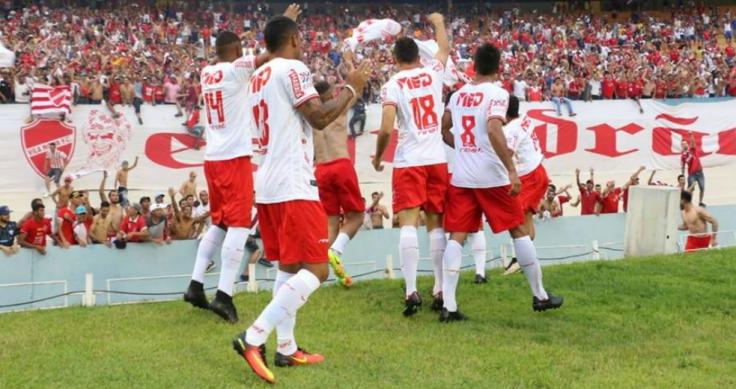 Vila Nova fez muita festa ao lado de sua torcida após vitória histórica sobre o rival Goiás