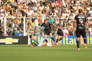 Palmeiras vence com ajuda do arbitragem e abre vantagem sobre o Flamengo