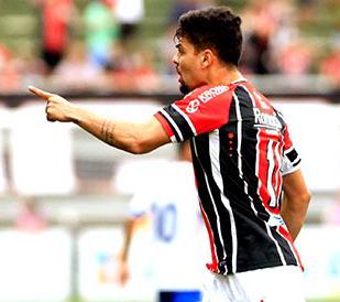 Fernando Miguel comemora gol do Joinville