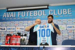 Série B: Diego Jardel completa 100 jogos com a camisa do Avaí e comemora