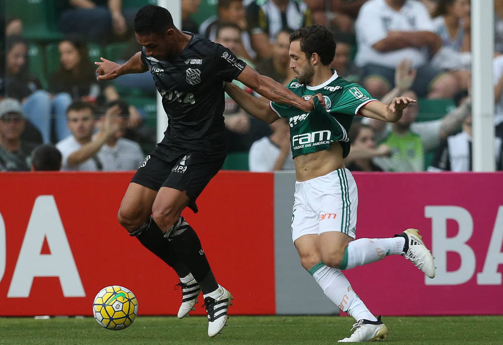 De volta após cinco jogos, Allione comemora vantagem do Palmeiras na liderança