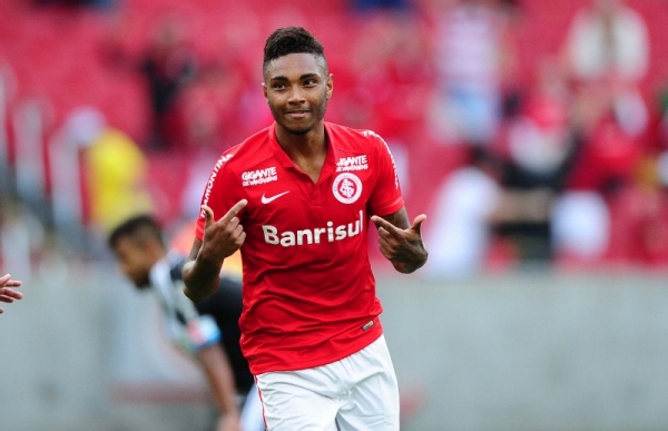 Flamengo tenta contratação de Vitinho, do Internacional