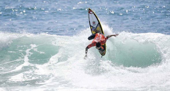 Surfe: John John e Medina sofrem no 1º dia da etapa de Portugal do Mundial