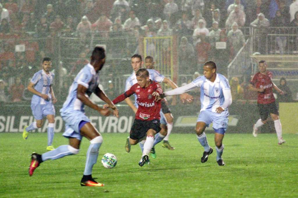 O Londrina bateu o Brasil de Pelotas no Bento Freitas por 1 a 0 (Foto: Carlos Insaurriaga)