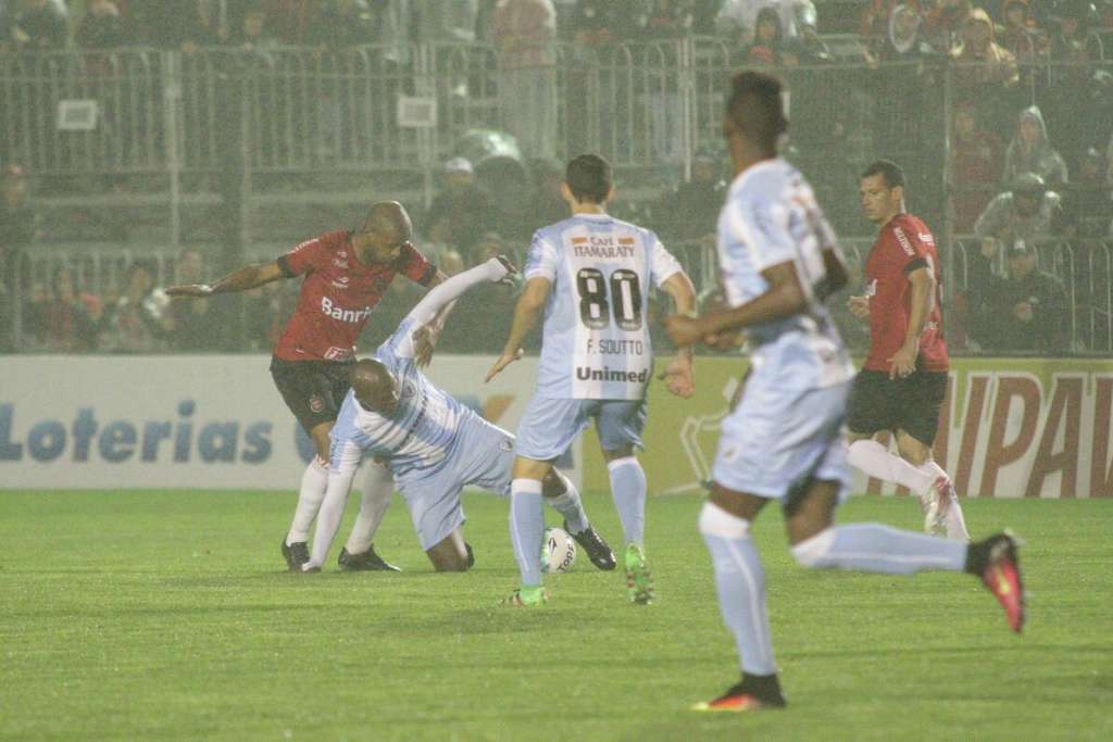 Brasil perde para o Londrina em casa e conhece sua terceira derrota consecutiva na Série B - Carlos Insaurriaga
