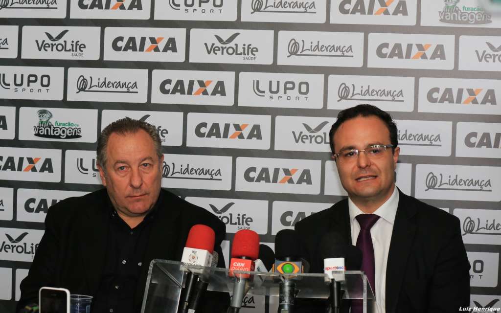'Foi uma vergonha, um dia negro para o futebol. Você não pode admitir que um árbitro faça o que fez', disse o presidente do Figueirense (à esquerda) - Divulgação/Figueirense