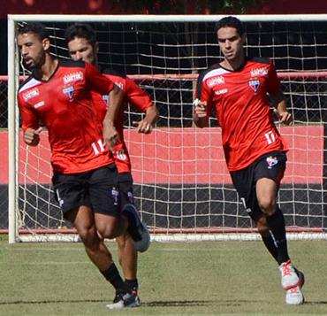 Michel (à esq.) é o jogador que mais desarmou no Campeonato Brasileiro da Série B