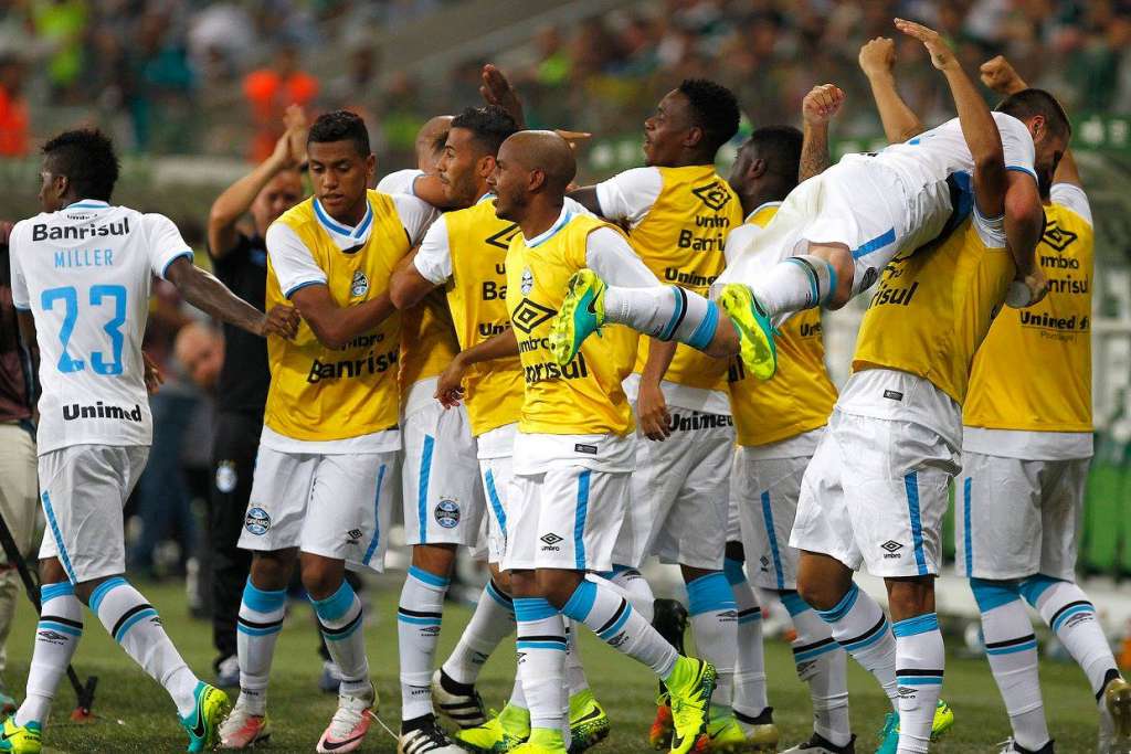 Grêmio segura Palmeiras e crava vaga na semifinal