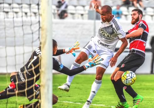 Roger é vice-artilheiro da Ponte Preta, com sete gols