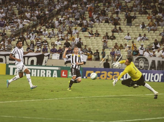 Felipe Menezes recebeu excelente passe e teve calma para abrir o placar. Foto: cearasc.com