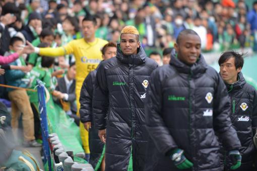 Alan Pinheiro comemora vitória do Verdy Tokyo sobre líder da Liga J2 no Japão