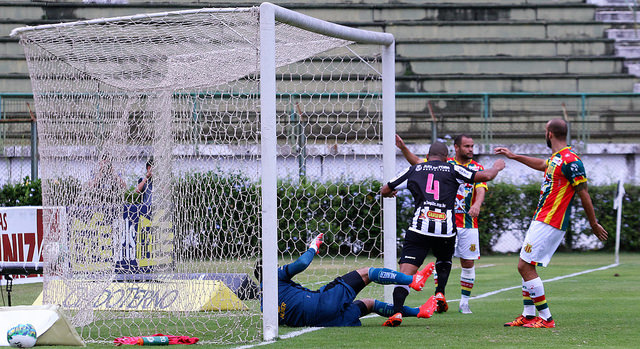 Bruno Costa comemora o gol do Tupi sobre o Sampaio Corrêa