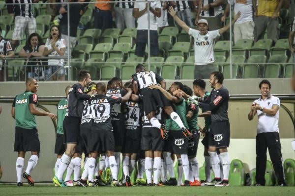 Atlético-MG goleia Figueirense e segue na briga pelo título