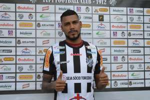 Série B: Zagueiro Rodrigo Lobão comemora estreia com a camisa do Tupi