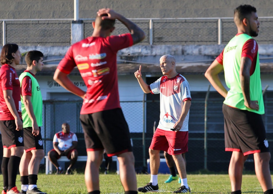 Série B: Após tropeço em confronto direto, Ricardinho critica arbitragem