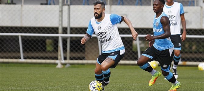 Douglas treina no Grêmio na reapresentação após clássico