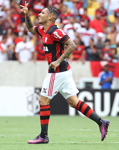 Guerrero fez gol impedido para o Flamengo