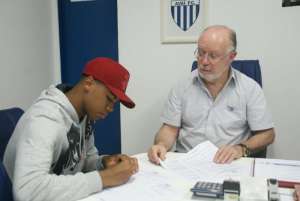 Série B: Avaí renova com zagueiro Gabriel, da seleção de base, até 2018