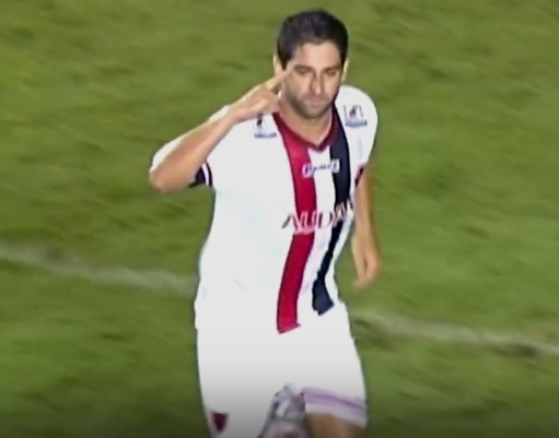 Pedro Carmona comemora o gol de empate do Oeste diante do Luverdense