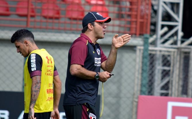 Ricardo Gomes testa São Paulo e exibe dúvidas na lateral direita e no ataque