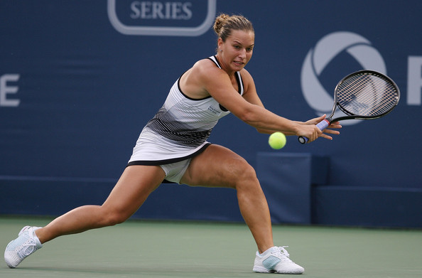 Tênis: Cibulkova vence a 1ª, elimina Halep e torce para classificada Kerber