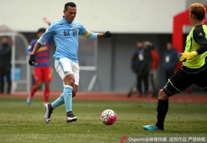 Luis Fabiano anuncia que deixará clube chinês e Ponte Preta cria expectativa