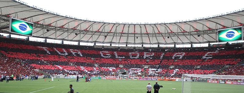 Enquanto a torcida do Flamengo fez festa no Maracanã, a do Corinthians pisou na bola