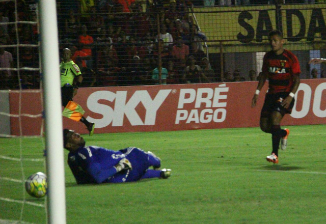 Com gol de Rogério no início do segundo tempo, Sport respira na série A. Foto: Sport PE Oficial