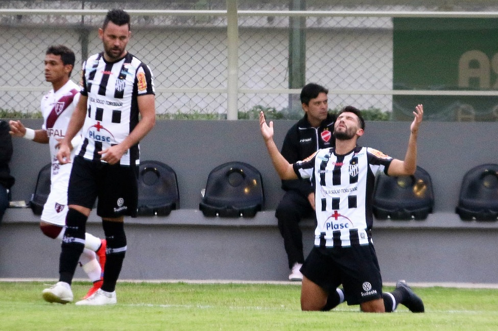 Hiroshi comemora o gol que deu a vitória ao Tupi sobre o Vila Nova - Felipe Couri/tupifc.esp.br