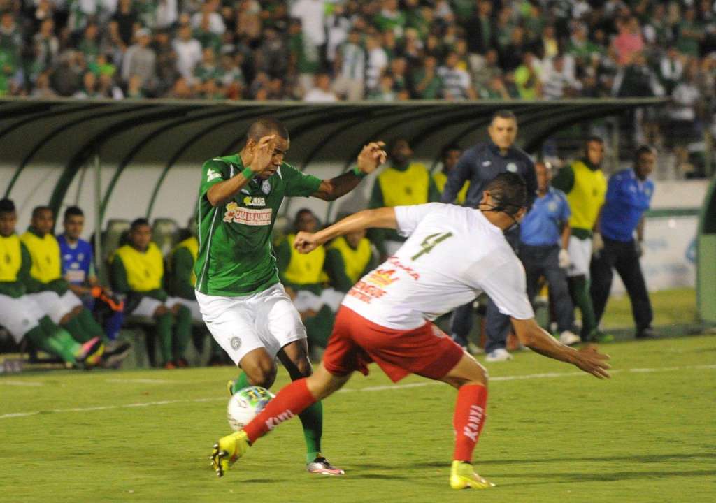 Guarani para na boa marcação do Boa Esporte e fica no empate com Brinco de Ouro lotado. Foto: Israel Oliveira