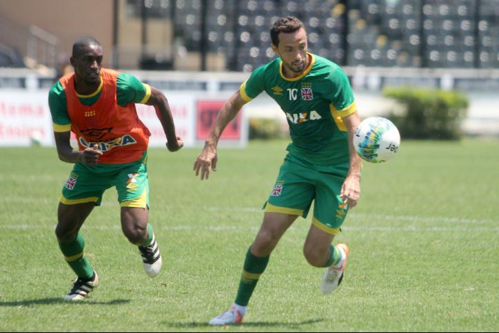 William na cola de Nenê durante treino na Colina (Foto: Paulo Fernandes/Vasco)