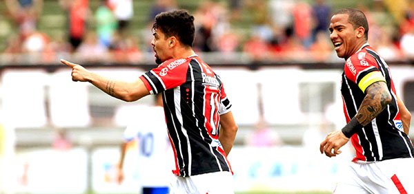 Fernando Viana garantiu o empata para o Joinville com um gol e depois no gol. Ele também acertou uma bola na trave