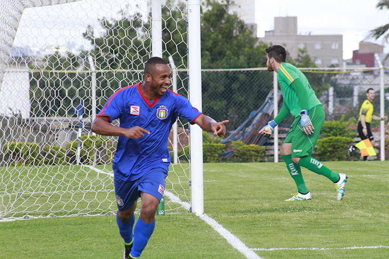 Ermínio foi decisivo para o São Caetano (Foto: Adriano Stofaleti / São Caetano)