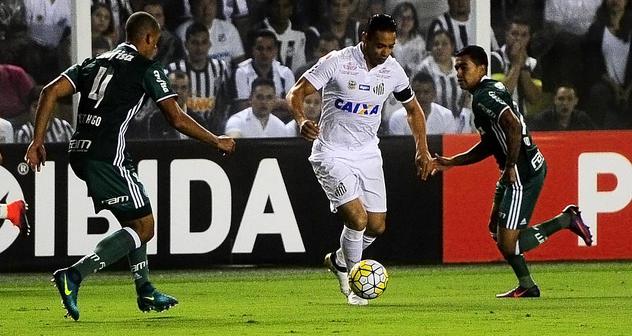 Ricardo Oliveira levou preocupação à defesa do Palmeiras, ainda líder e com vantagem