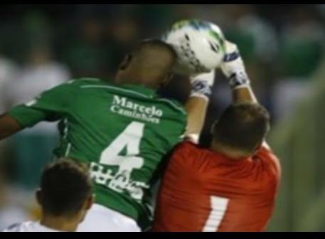 Leandro Amaro só visou a bola no lance do gol do Guarani