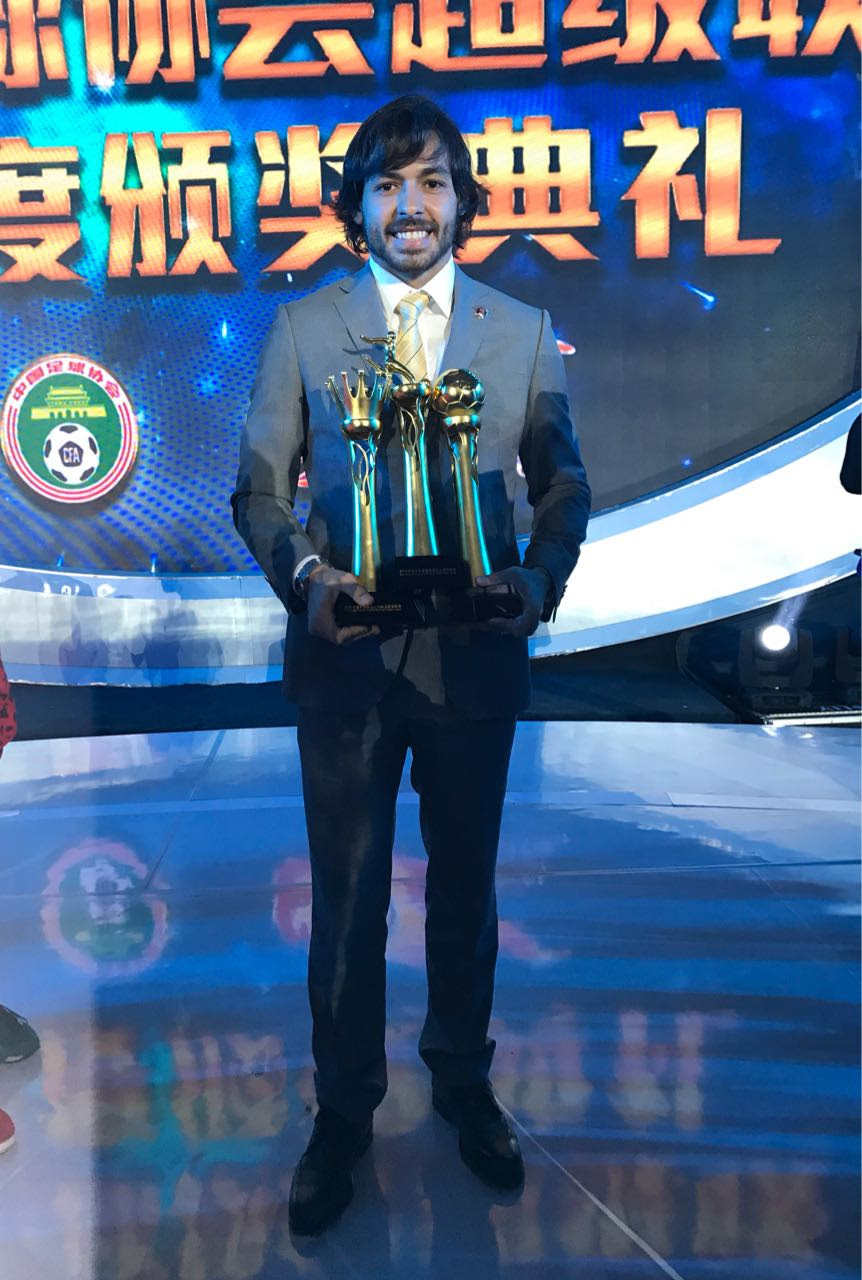 Ex-atacante do Cruzeiro recebe prêmios na China: artilheiro, melhor jogador e seleção