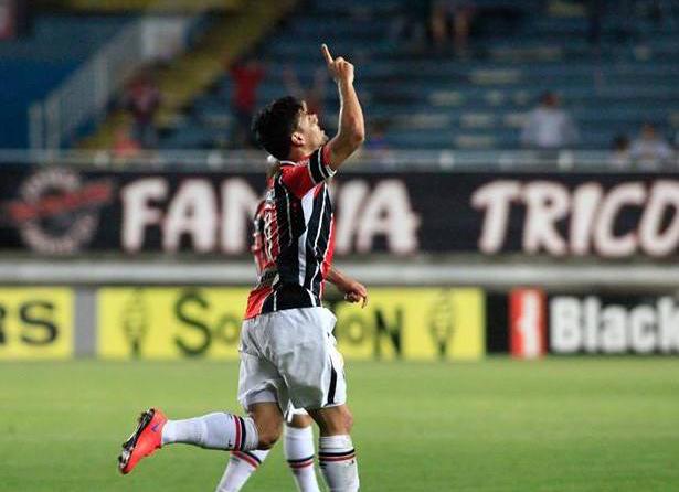 Joinville vence e segue vivo na Série B