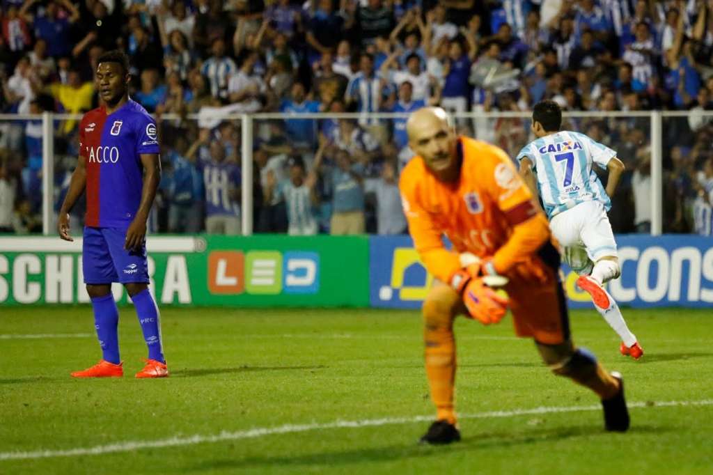 Renato marca contra o Paraná na vitória do Avaí