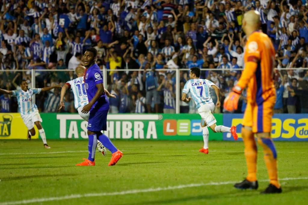 Camisa 7, Renato fez um belo gol de bicicleta contra Paraná