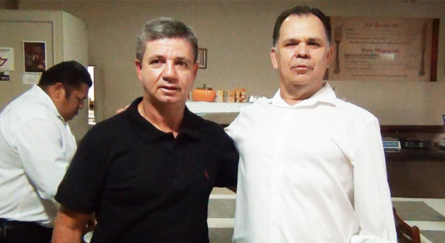 Ney da Matta, técnico Campeão Brasileiro da Série C com o Boa Esporte (MG) ao lado do Dadá, proprietário da Pizzaria Monte Cristo, a Pizzaria do Dadá. - Divulgação